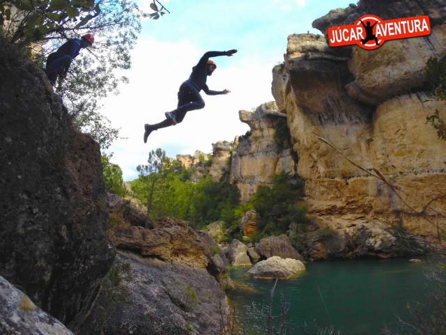 Salto hacia delante hasta el rio.jpg
